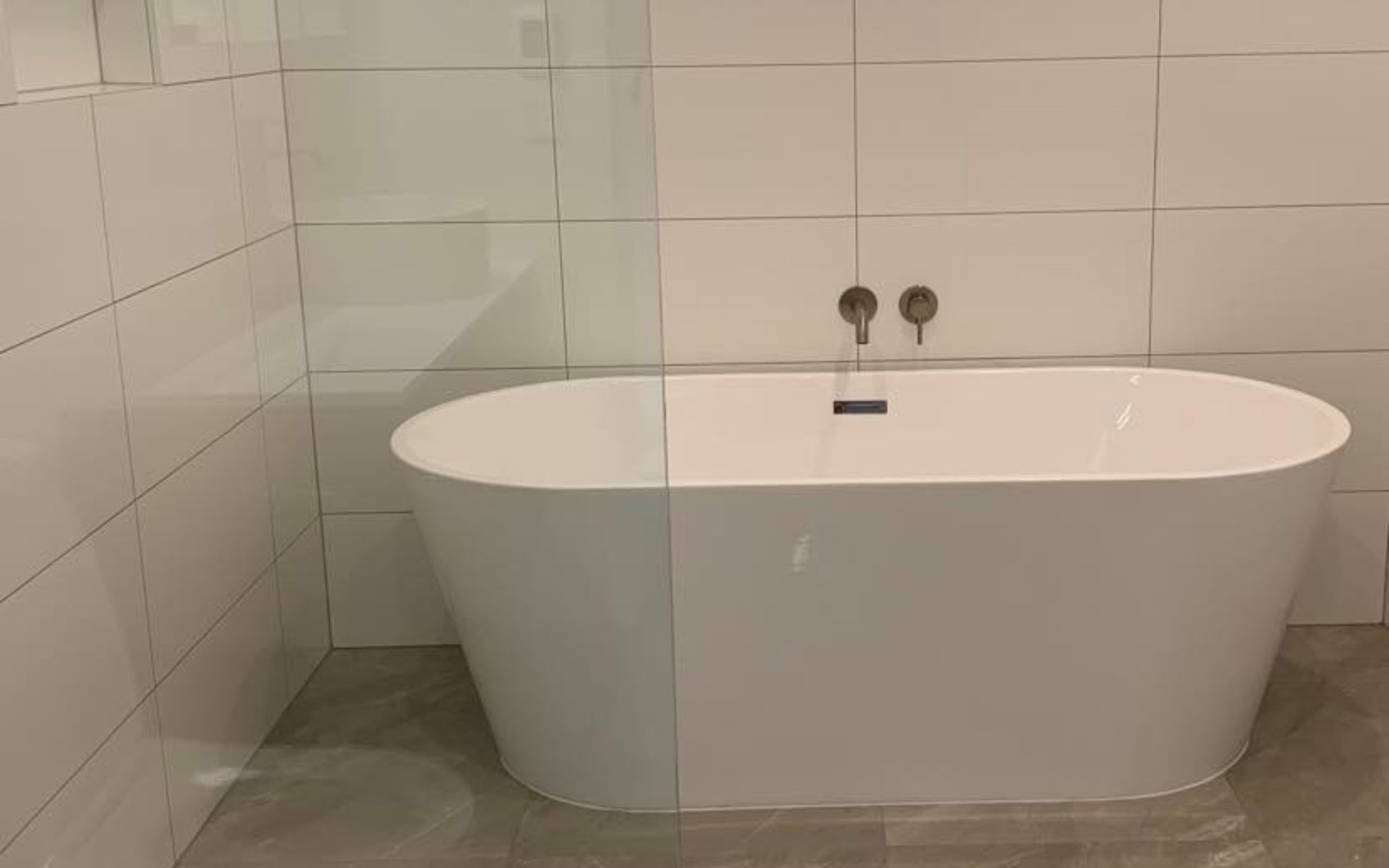 Unika Bath Oval With Overflow  1700x800